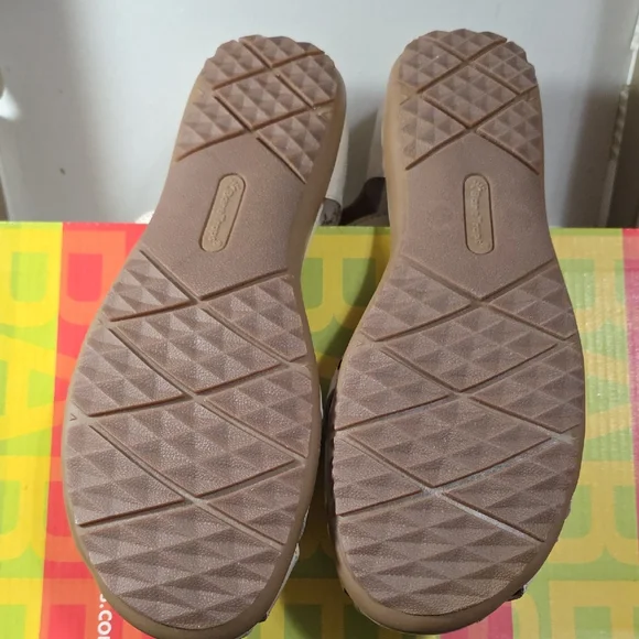 NIB Size 9.5 BareTraps Cream Cutout Sandals - Picture 6 of 8